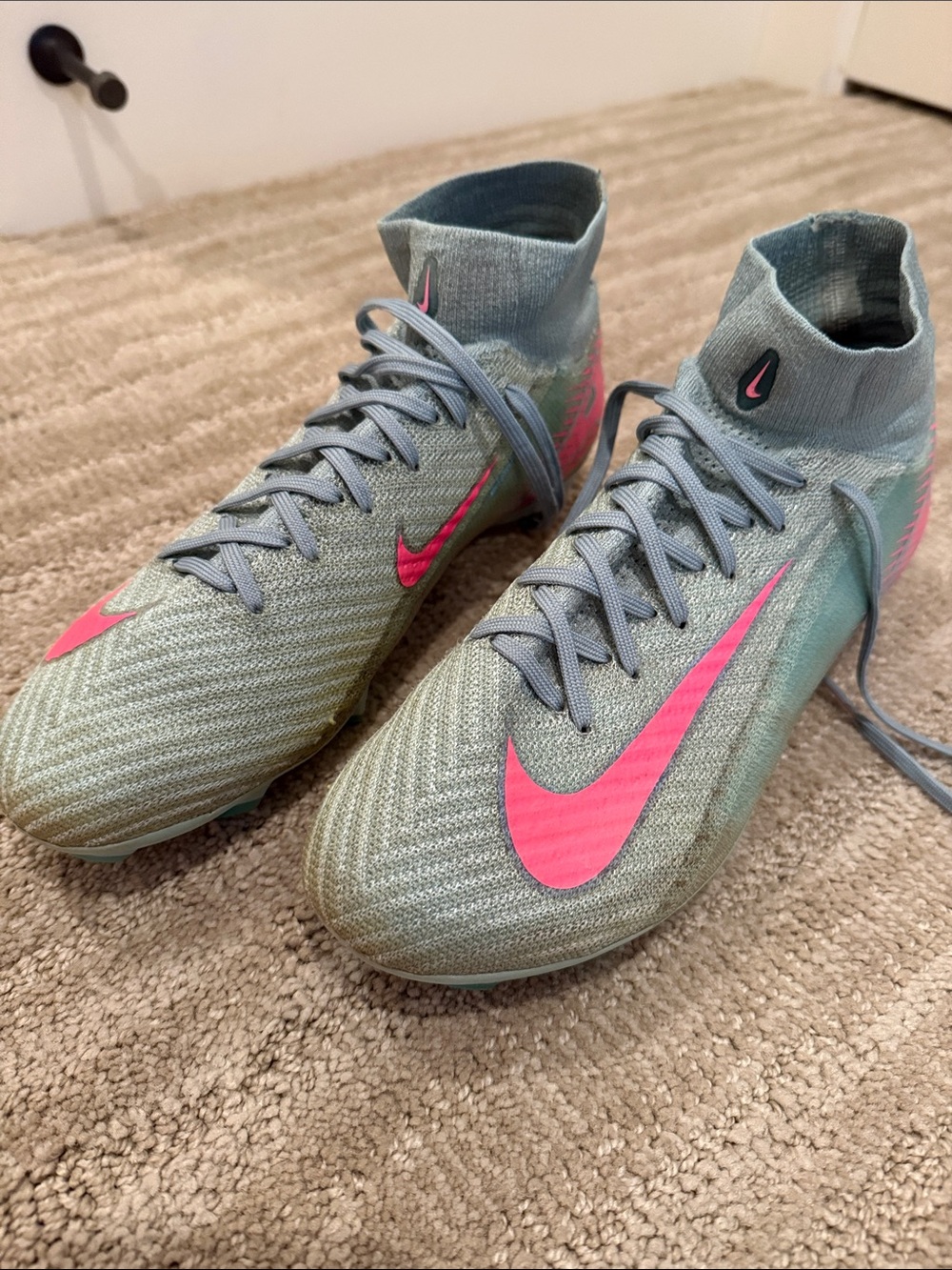 Nike Women's Light Gray/Hot Pink Mid-Top Soccer Cleats